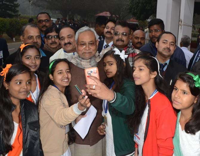 मुख्यमंत्री  नीतीश कुमार ने गणतंत्र दिवस के अवसर पर 1 अणे मार्ग स्थित अपने सरकारी आवास में  झंडोतोलन किया।