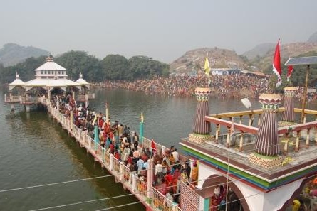 Mandar-Hill-Temples-in-Lake