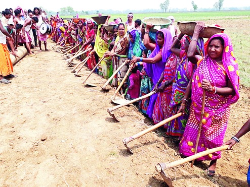 women from banka building road 