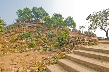 steps to barabar hill and shiv temple