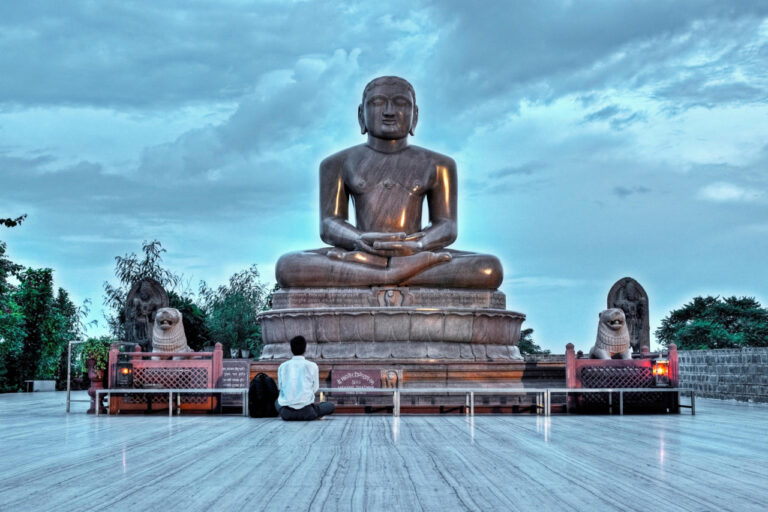 भगवान महावीर: जैन धर्म के चौबीसवें तीर्थंकर और उनके जीवन का दार्शनिक महत्व